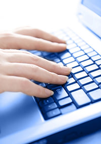 Dedos escribiendo en el teclado de un computador con SEO | Hablando De Tecnología