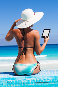Chica con tableta Kindle en la playa | Cómo Escribir Libros Para El Kindle De Amazon | Hablando De Tecnología | Orlando Mergal